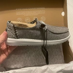 Women’s size 7 hey dudes